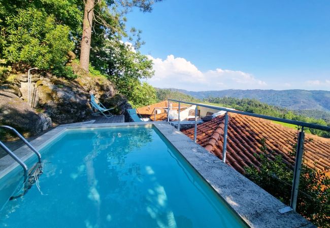 Piscina com vista montanha em casa de férias no Gerês Gerês Piscina Privada Montanha Natureza