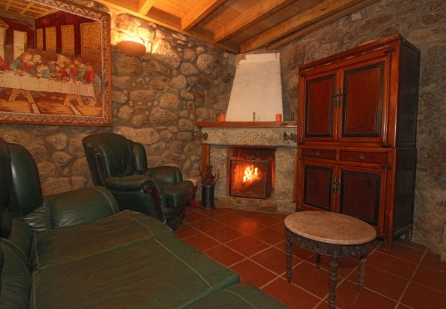Sala com lareira em alojamento na natureza Lareira Alojamento Rural Natureza Geres