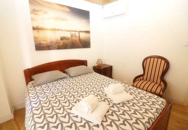 Quarto de casal mobilado com ar condicionado em alojamento rural Quarto Casal Alojamento Férias Montanha
