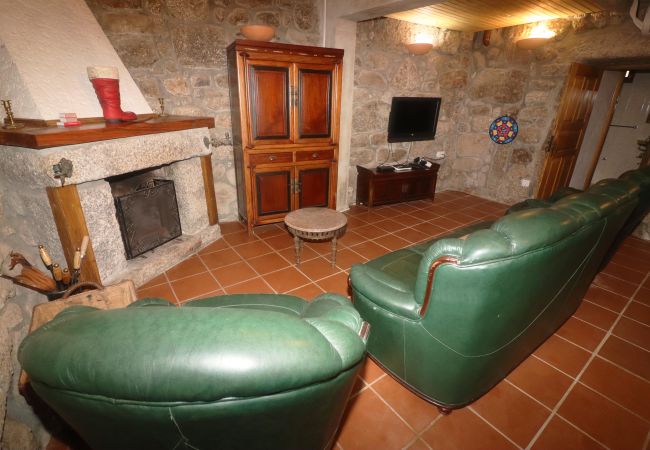 Alojamento rural com sala de estar equipada com lareira Alojamento Rural Sala de Estar Lareira Natureza