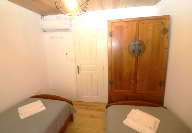 Quarto duas camas solteiro com ar condicionado em aldeia do Geres Quarto Duplo Alojamento Rural Férias Geres