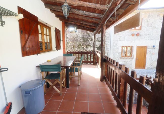 Terraço com mesa de refeições em alojamento de férias no Gerês  Terraço Exterior Férias Gerês Natureza