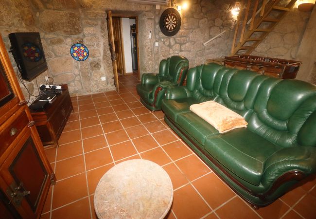 Sala com jogos ar condicionado e lareira em alojamento rural Casa Rural Lareira Natureza Geres