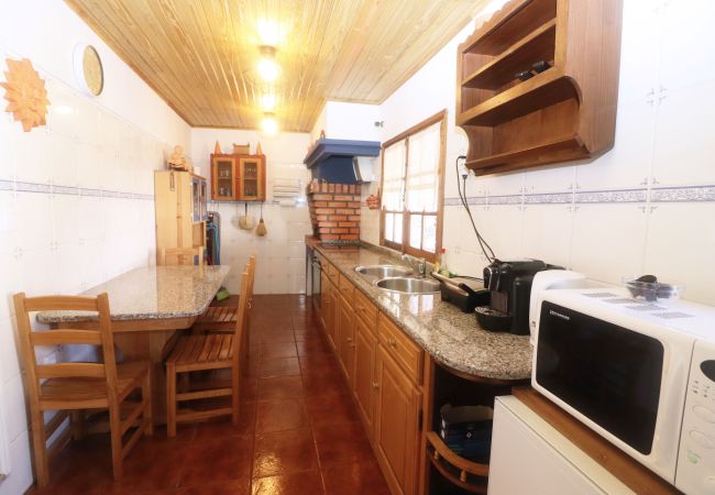 Cozinha equipada em alojamento no Gerês  Cozinha Equipada Alojamento Rural Gerês