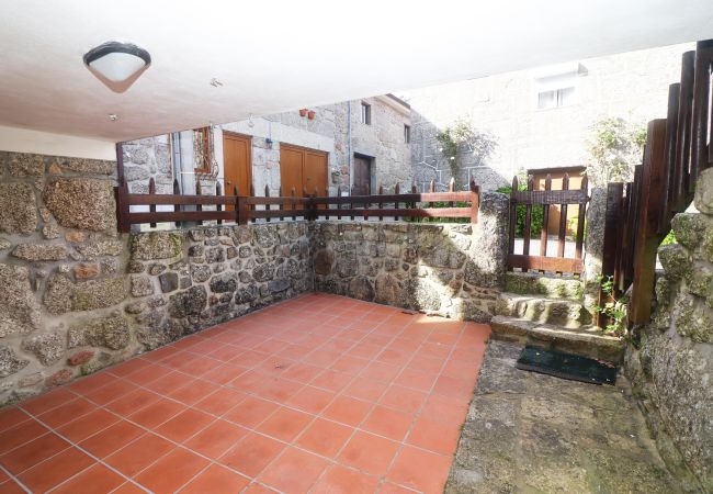 Terraço exterior em alojamento que permite animais de estimação Terraço Alojamento Gerês Natureza Petfriendly
