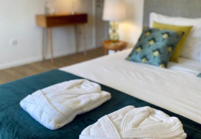 Quarto de casal com decoração moderna em alojamento na natureza Quarto Casal Alojamento Natureza Férias