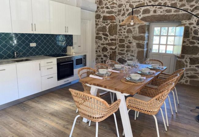 Cozinha totalmente equipada em casa rural na natureza Cozinha Moderna Alojamento Férias Natureza