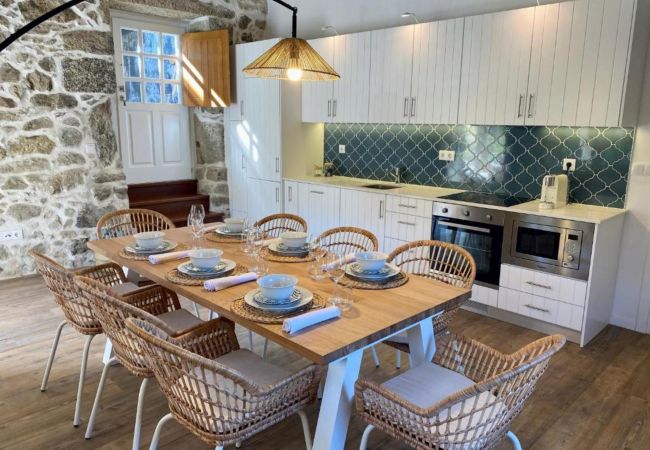 Sala de jantar e cozinha equipada em alojamento rural Sala Jantar Cozinha Moderna Alojamento Férias Natureza