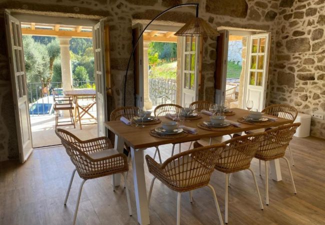 Sala de jantar alojamento rural na natureza Sala Jantar Moderna Alojamento Férias Natureza