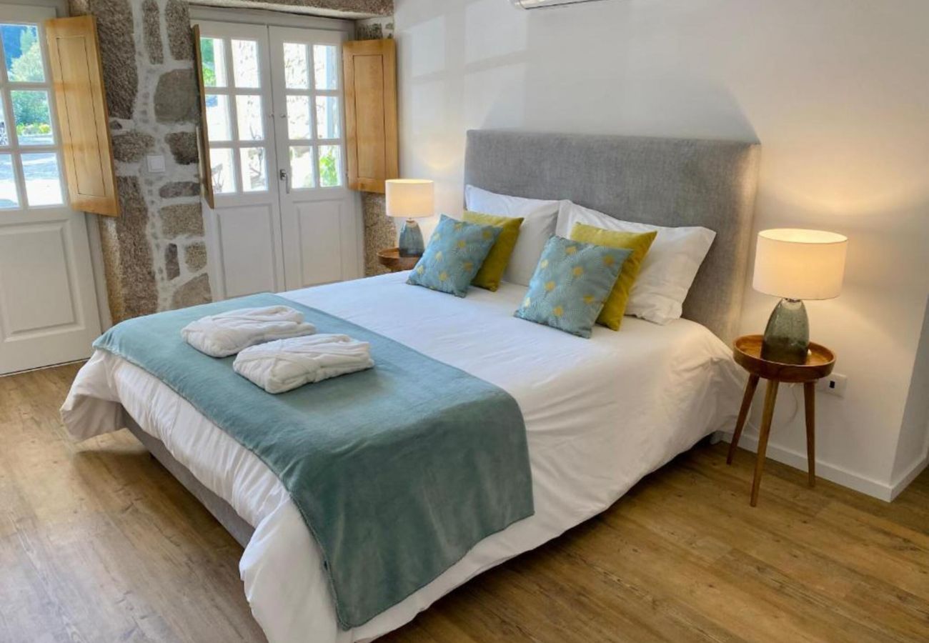 Quarto de casal em alojamento rural na natureza Quarto Casal Moderno Conforto Férias Natureza