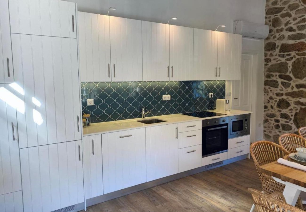 Cozinha moderna equipada em alojamento na natureza  Cozinha Moderna Alojamento Rural Natureza