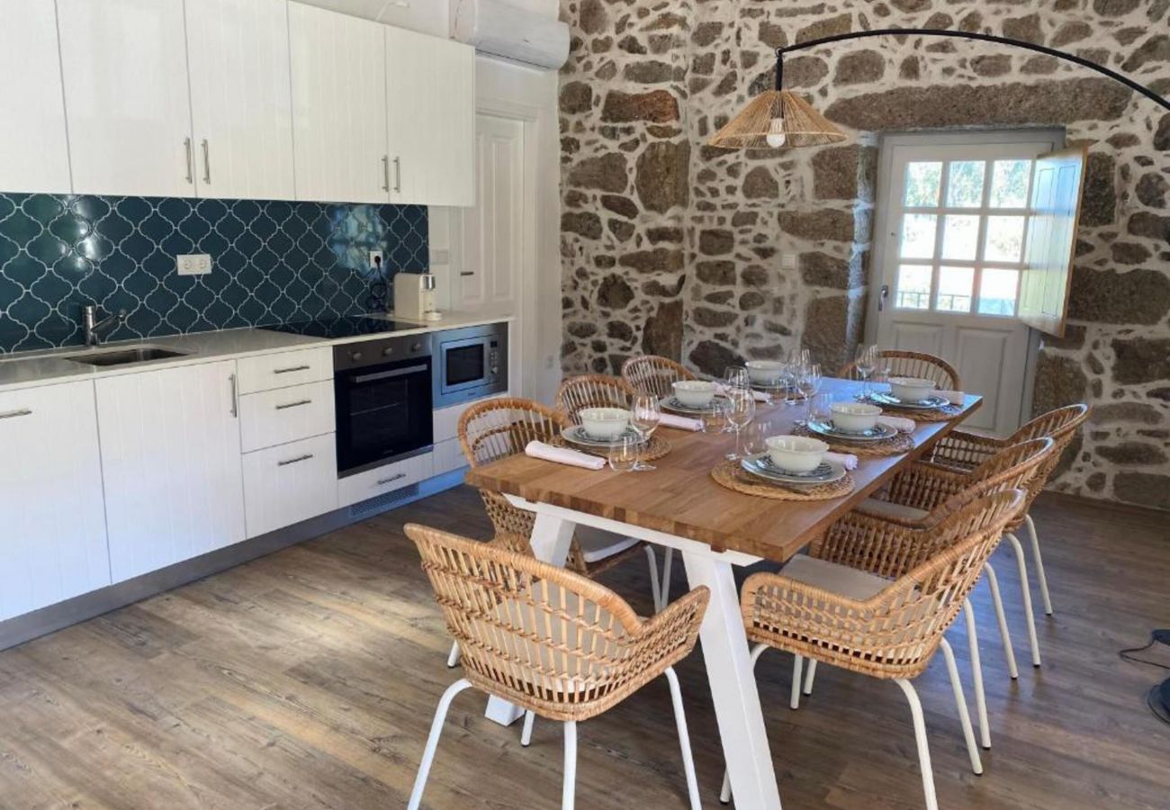 Cozinha totalmente equipada em casa rural na natureza Cozinha Moderna Alojamento Férias Natureza