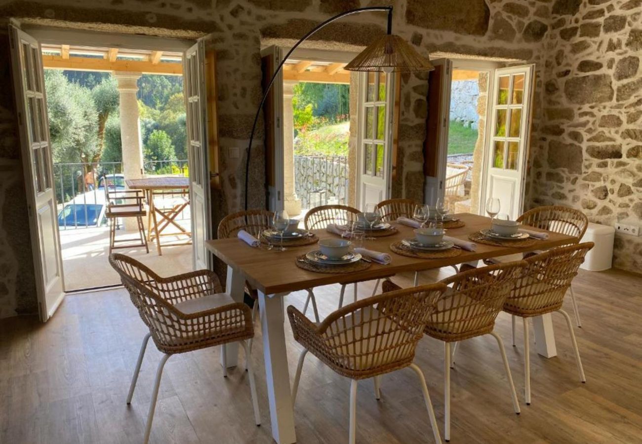 Sala de jantar alojamento rural na natureza Sala Jantar Moderna Alojamento Férias Natureza