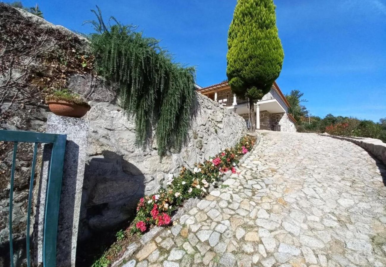Entrada alojamento rural Casa Mãe Acesso Alojamento Natureza Conforto Montanha