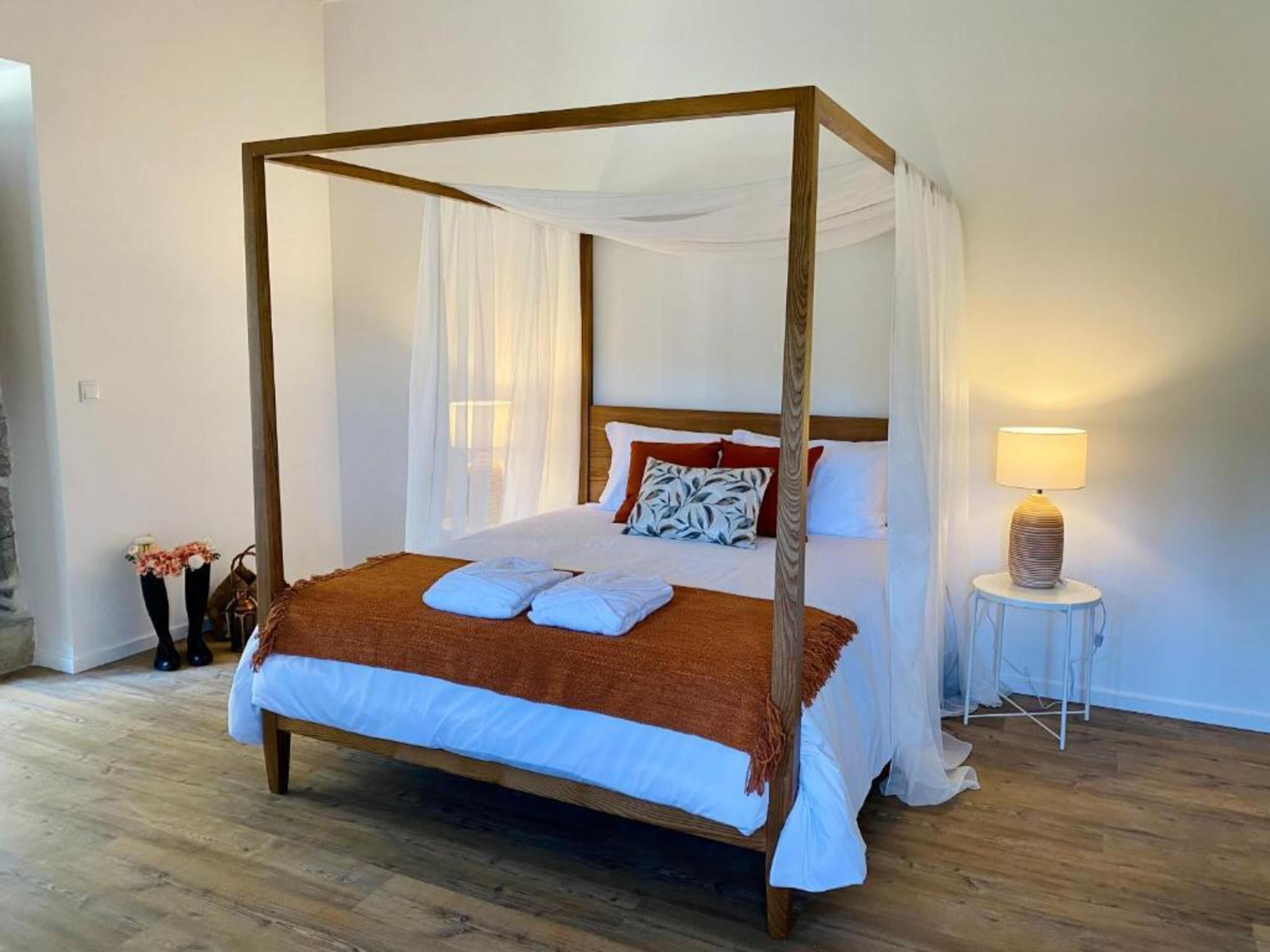 Quarto moderno Quinta do Ribeiro Quarto Moderno Quinta Piscina Natureza Montanha