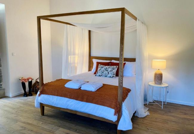Quarto moderno Quinta do Ribeiro Quarto Moderno Quinta Piscina Natureza Montanha