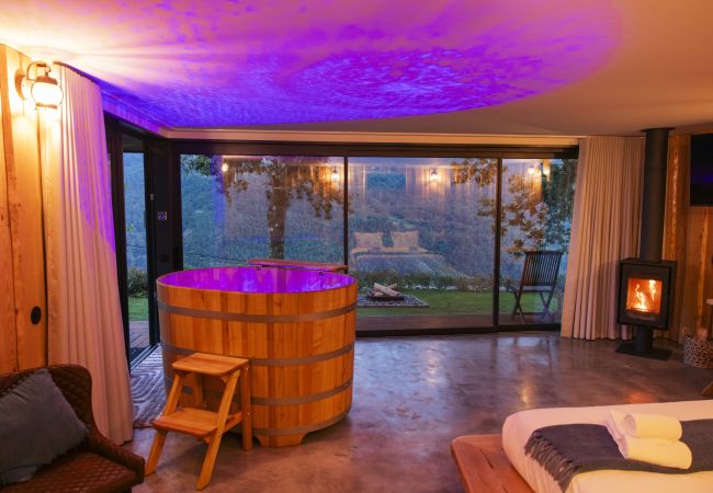 Bungalow com piscina, lareira e jacuzzi  Bungalow privado com piscina, lareira e jacuzzi, perto do Gerês