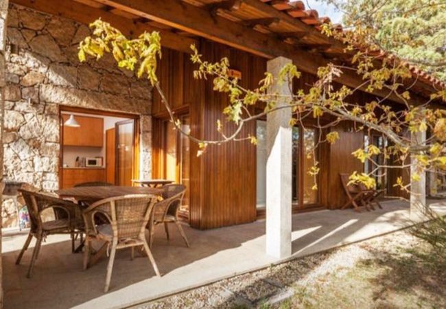 Zona de ocio al aire libre Casa de vacaciones en la naturaleza Casa vacacional Naturaleza Vista a la montaña Piscina privada
