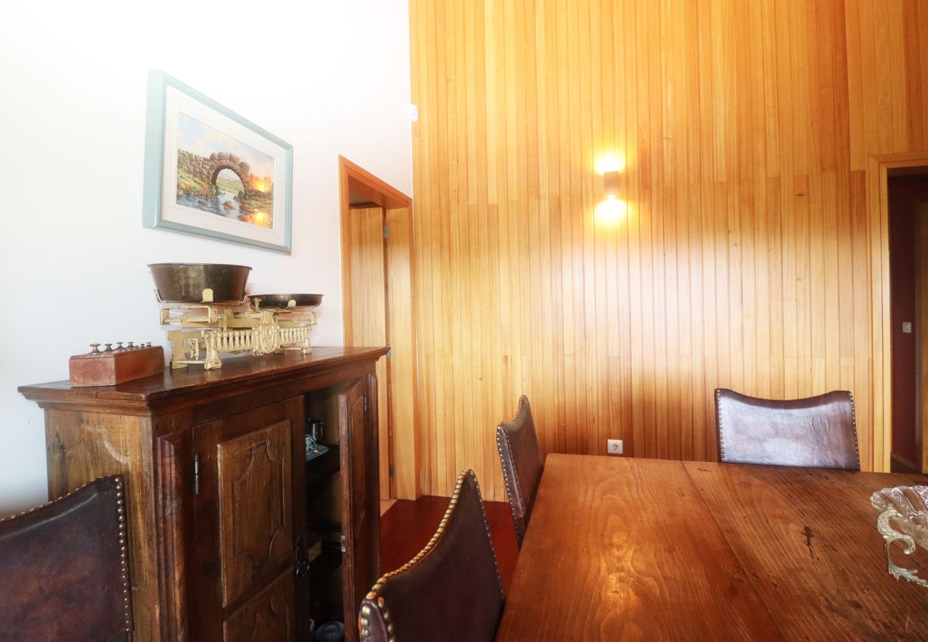 Comedor amueblado en casa de vacaciones con piscina Comedor Naturaleza Alojamiento Vacacional