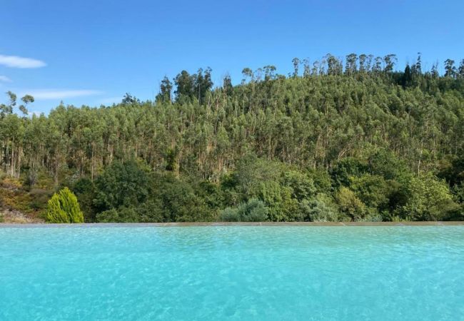 Piscina en alojamiento en la naturaleza con vistas a la montaña. Piscina Naturaleza Vistas A La Montaña