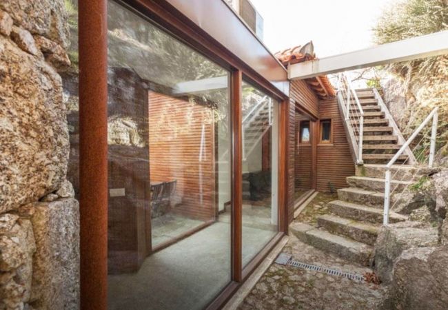 Accès à la piscine avec escaliers dans un logement de vacances à Gerês Maison de Vacances Piscine Privée Gerês