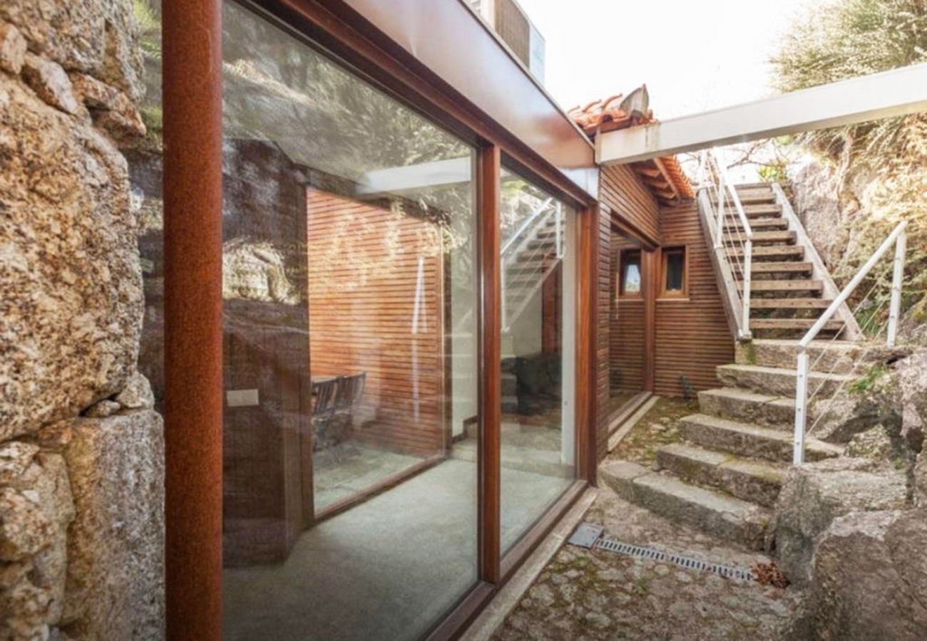 Accès à la piscine avec escaliers dans un logement de vacances à Gerês Maison de Vacances Piscine Privée Gerês