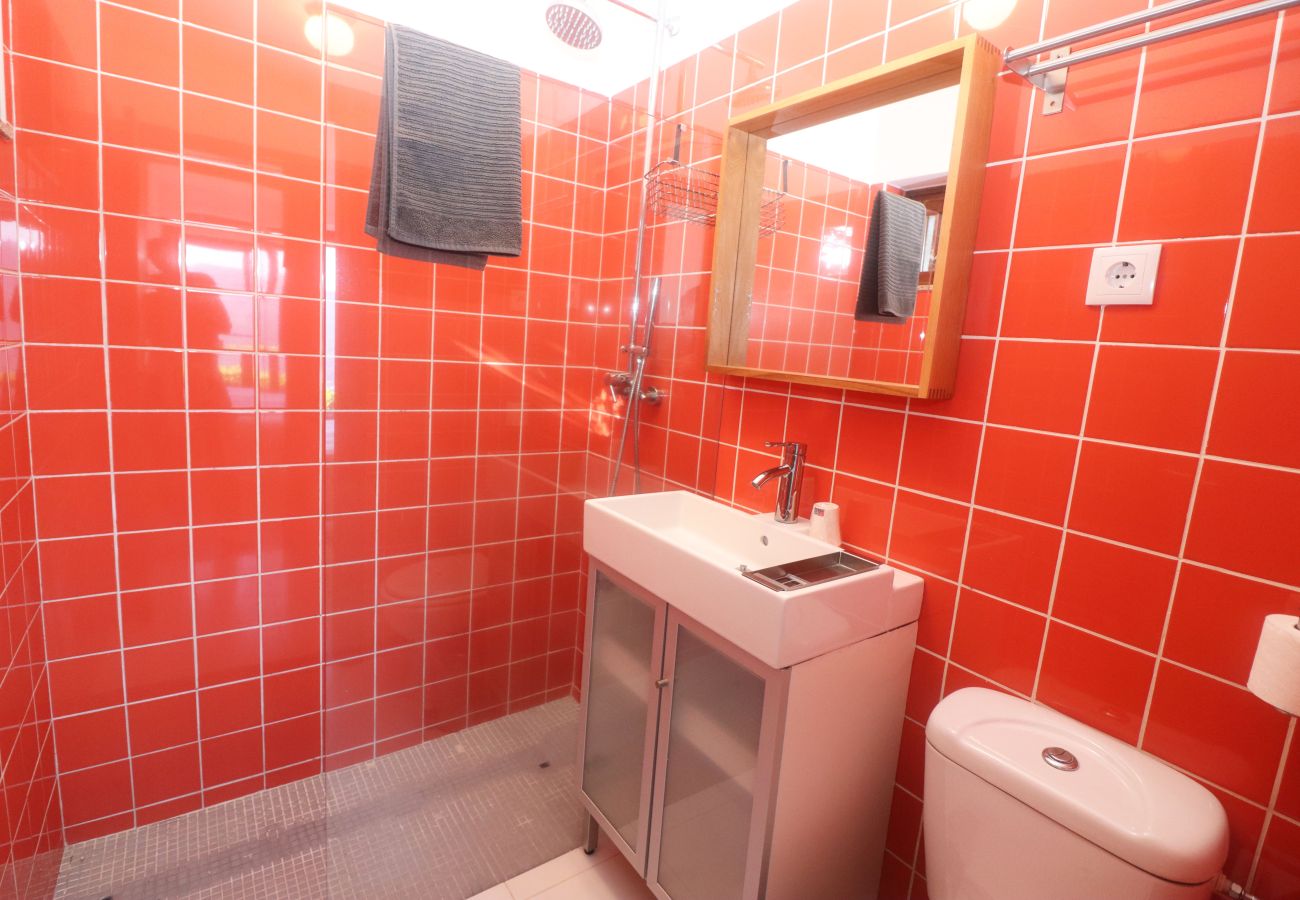 Salle de bains avec douche dans une maison de vacances à Gerês WC Maison Gerês Vacances Nature